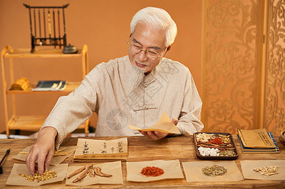 老中醫比對藥材