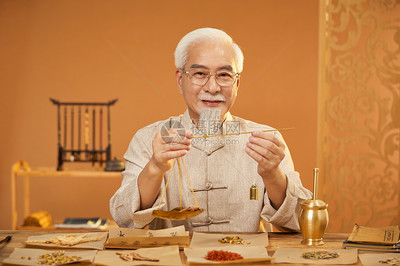 老中醫稱量中草藥