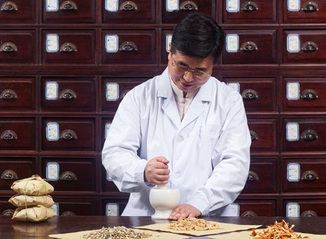 民間中醫(yī)考取中醫(yī)醫(yī)師證：傳承與規(guī)范的雙重選擇